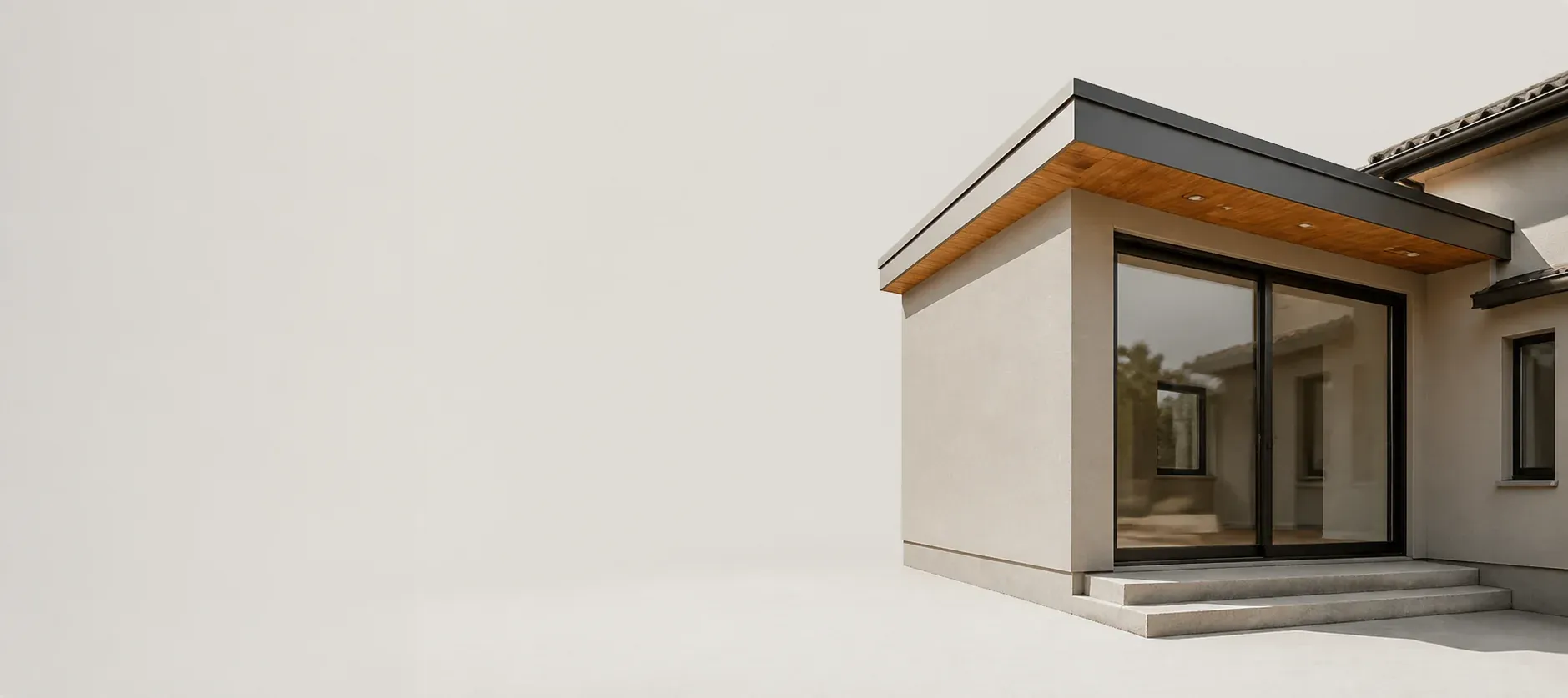 Ampliación residencial contemporánea con ventanales, madera y terminación clara