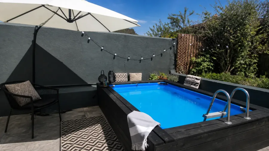 Piscina compacta terminada en un patio residencial