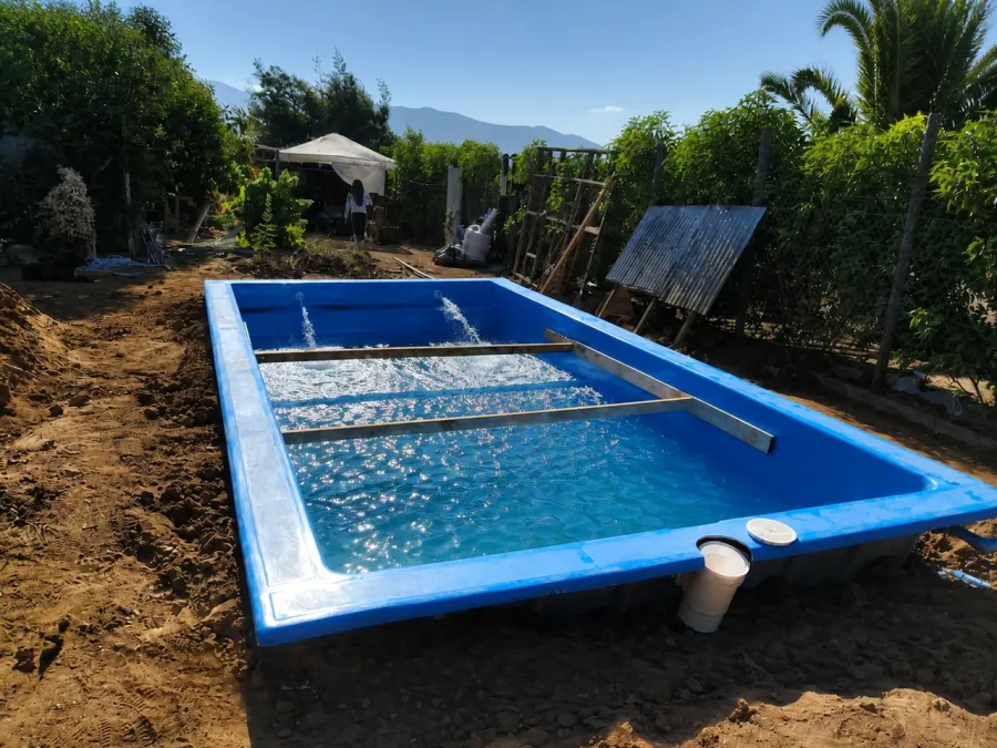 Piscina de fibra azul durante el proceso de nivelación